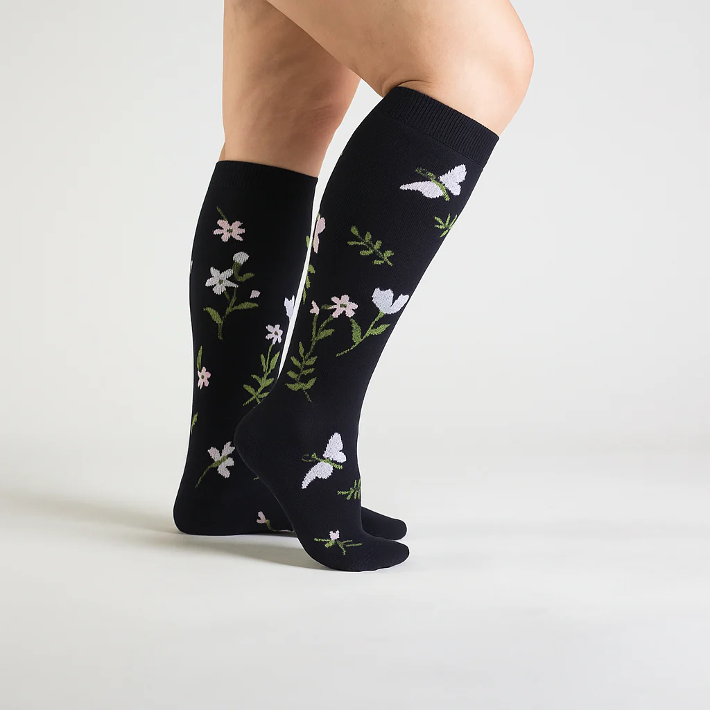 Nurse wearing navy Evirelle compression socks